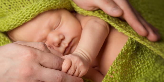 Qui verse une allocation de naissance ? Entre autres, l'association familiale PRO LIFE. L'ajout à la famille apporte, en plus de beaucoup de joie, un fardeau financier supplémentaire. Une trousse de premiers soins, une poussette et un lit, Maxi-Cosi, un sac à couches, une écharpe porte-bébé et bien plus encore. L'allaitement maternel est facile pour le budget familial.