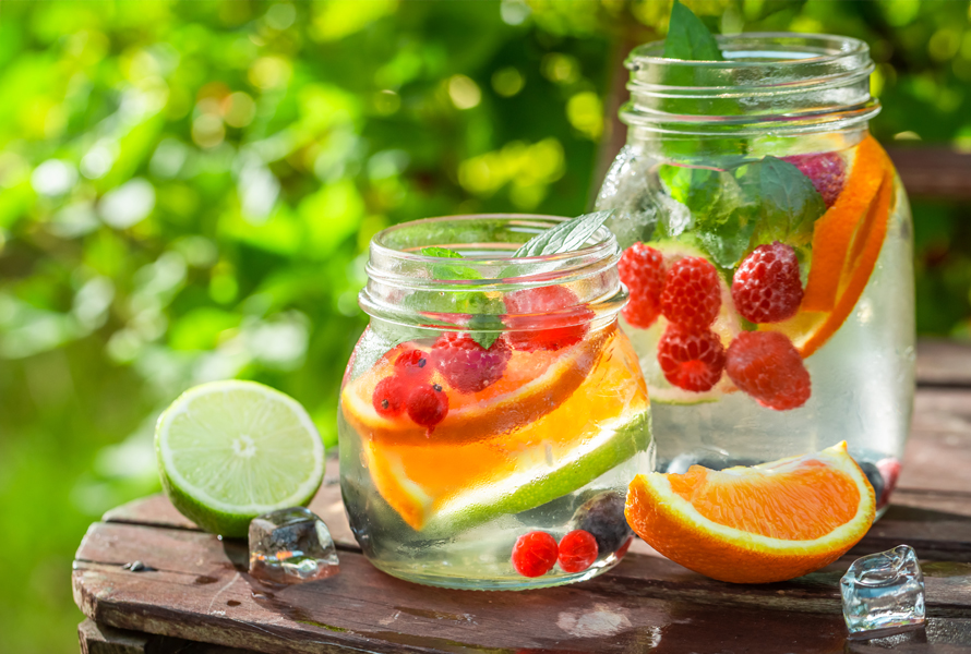 Acqua tuttifrutti – varietà fruttata per ogni giorno Miscela variopinta di frutta fresca a scelta, arricchita con foglie di menta o melissa. Prima di servire, aggiunga dei cubetti di ghiaccio per una freschezza extra.