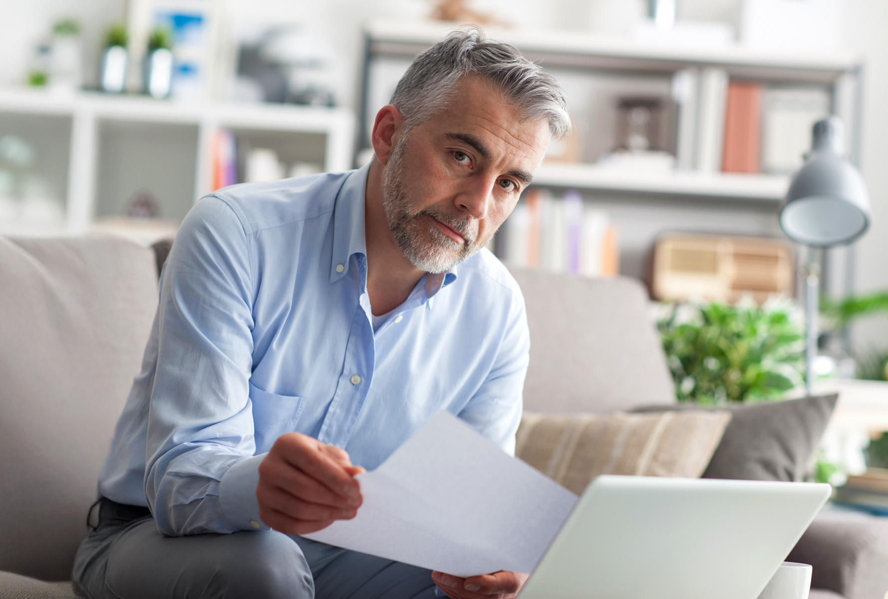 Tutto sotto controllo Un uomo anziano controlla i propri documenti – segno di responsabilità personale e di rendicontazione trasparente con prestazioni chiare.