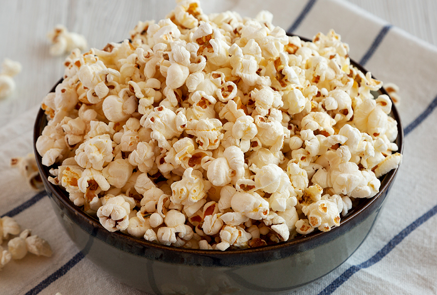 Gesunder Snack Eine Schüssel Popcorn als leckere und gesunde Snackidee für Schwangere, die Heisshungerattacken entgegenwirkt.