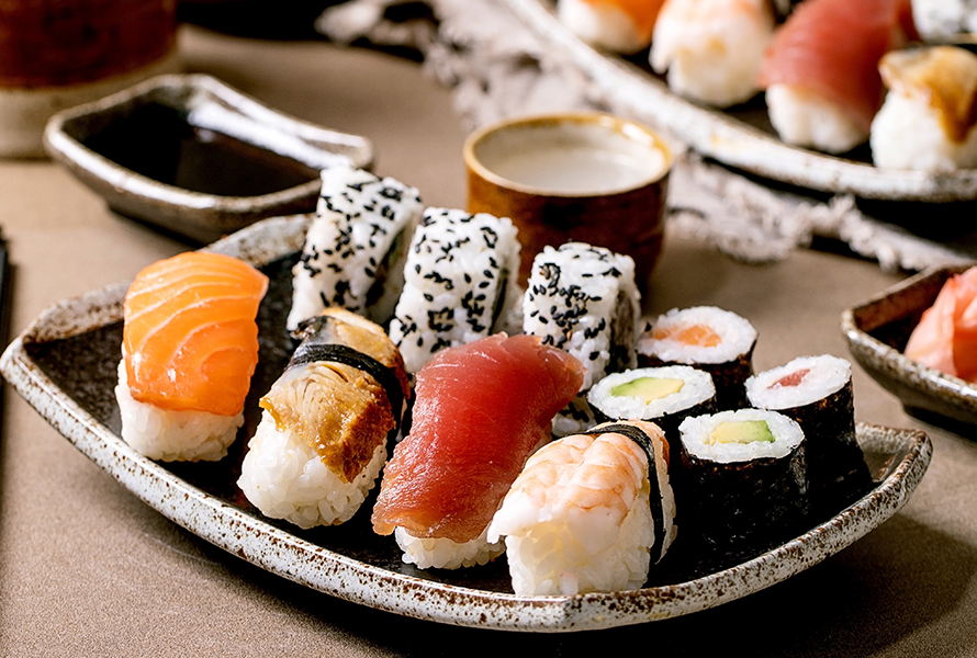 Roher Fisch und Sushi verboten Roher Fisch und Meeresfrüchte bergen Risiken für Infektionen – während der Schwangerschaft besser gut durchgegart geniessen.