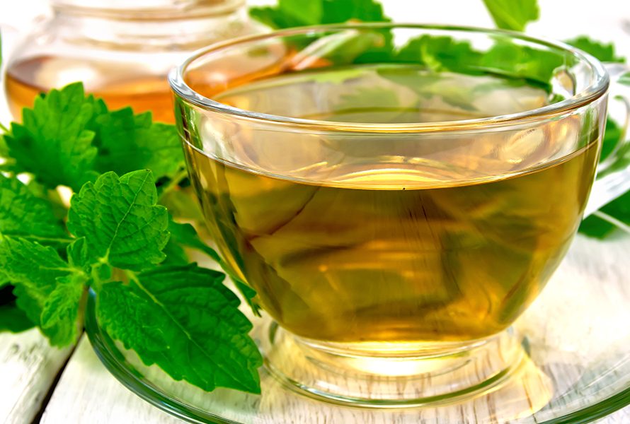 Stilltee mit Melisse – beruhigend und milchbildend Tasse Stilltee mit Melissenblättern, Fenchel und Brennnessel – sanfte Teemischung für entspannte Stillzeit und mehr Milchfluss.