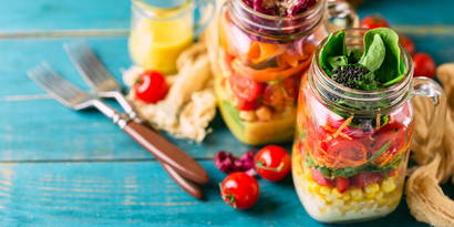 La pausa pranzo nel negozio è stretta, la tentazione di comprare il pasto pronto nel take-away è grande. L'idea di un'insalata stratificata in un bicchiere viene dagli Stati Uniti. Lì la soluzione di snack croccante si chiama "Mason Jard Insad". I bicchieri da insalata ripieni di ingredienti freschi vengono preparati rapidamente.