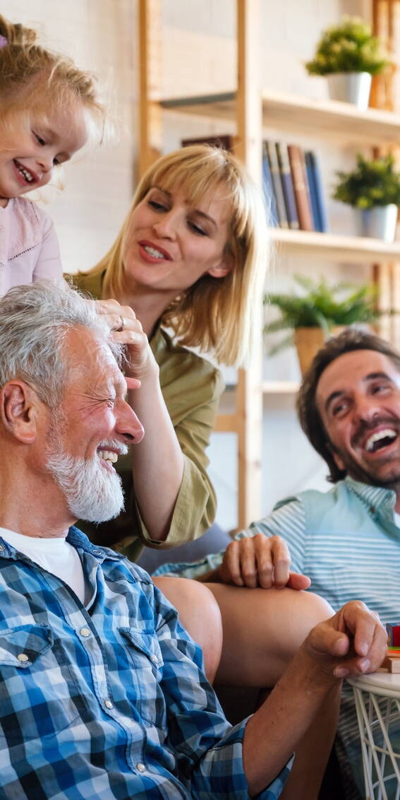 Quatre personnes dans un salon – un symbole de cohésion familiale.