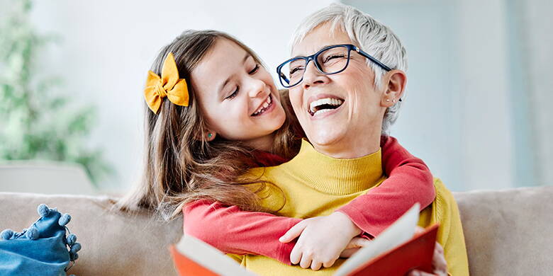 Les grands-parents peuvent être d'une grande aide pour les familles, en particulier dans les situations difficiles. Mais tous les enfants n'ont pas de grands-parents ou ne vivent pas à proximité de ceux-ci. Parfois, une «mamie en tous cas» peut prendre le relais et offrir un peu de liberté.