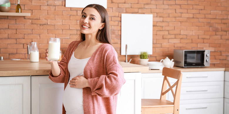 Selbstgemachte Proteinshakes – Im Verlauf der Schwangerschaft steigt der tägliche Energiebedarf um 200 - 300 Kalorien, welche sie am besten mit einer zusätzlichen Einheit Eiweiss abdecken. Proteinshakes eignen sich perfekt dafür. Wir haben ihnen drei leckere Rezepte zum Ausprobieren zusammengestellt