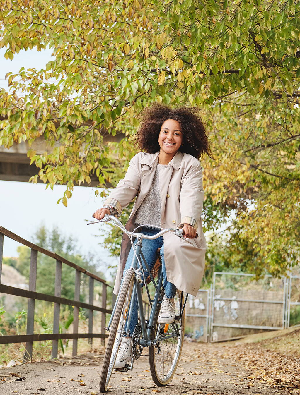 Aktive Schwangere auf dem Velo Eine strahlende junge Frau fährt entspannt Fahrrad – Bewegung an der frischen Luft stärkt Körper und Geist während der Schwangerschaft.