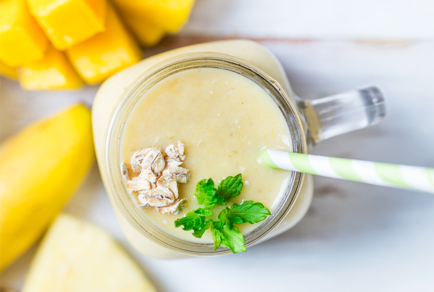 Exotischer Mango-Hafer-Shake mit Ingwer und Kokosflocken Tropischer Shake aus Hafermilch, Mango, Magerquark, Cashewkernen und Ingwer – reich an Mineralien und Vitaminen.