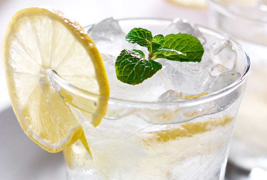 Chinin im Tonic Water kann Wehen auslösen – während der Schwangerschaft besser darauf verzichten.