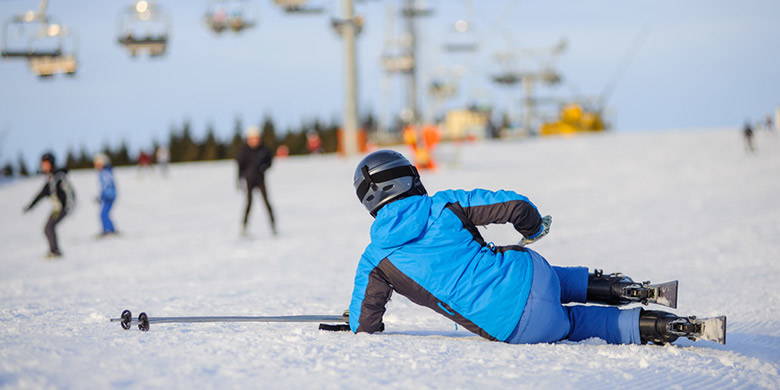 Les sports d'hiver en Suisse - accident de ski. Quelle assurance couvre un accident de ski ? L'assurance de la personne qui a causé l'accident ou de la victime paie-t-elle pour l'accident ? La personne lésée a-t-elle droit à une indemnisation pour le manque à gagner et au remboursement des frais de traitement ? Est-ce que le NBU ou l'assurance responsabilité civile privée paie ?