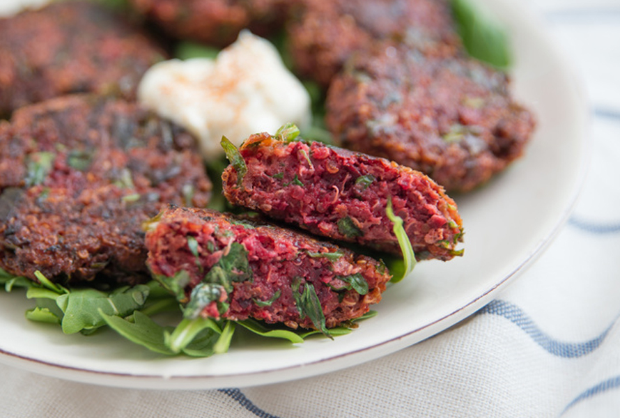 Frittelle succose di barbabietola rossa, ricche di fibre alimentari importanti Frittelle colorate con barbabietola rossa, cavolo riccio e semi di lino – ricche di nutrienti e gustose, adatte dagli 11 mesi
