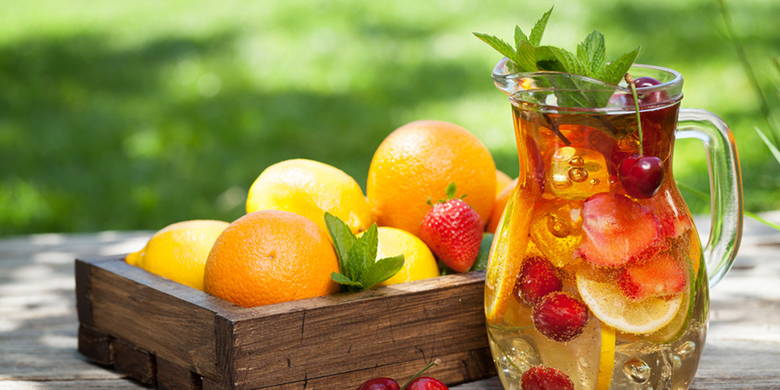 Niente disseta meglio dell'acqua. Immergetevi nella varietà di acqua aromatizzata. Frutta, cetrioli, limoni, limette ed erbe aromatiche sono adatti per la produzione di bevande disintossicanti. Lo zenzero aiuta contro la malattia del mattino. L'acqua aromatica è ricca di vitamine e povera di calorie.