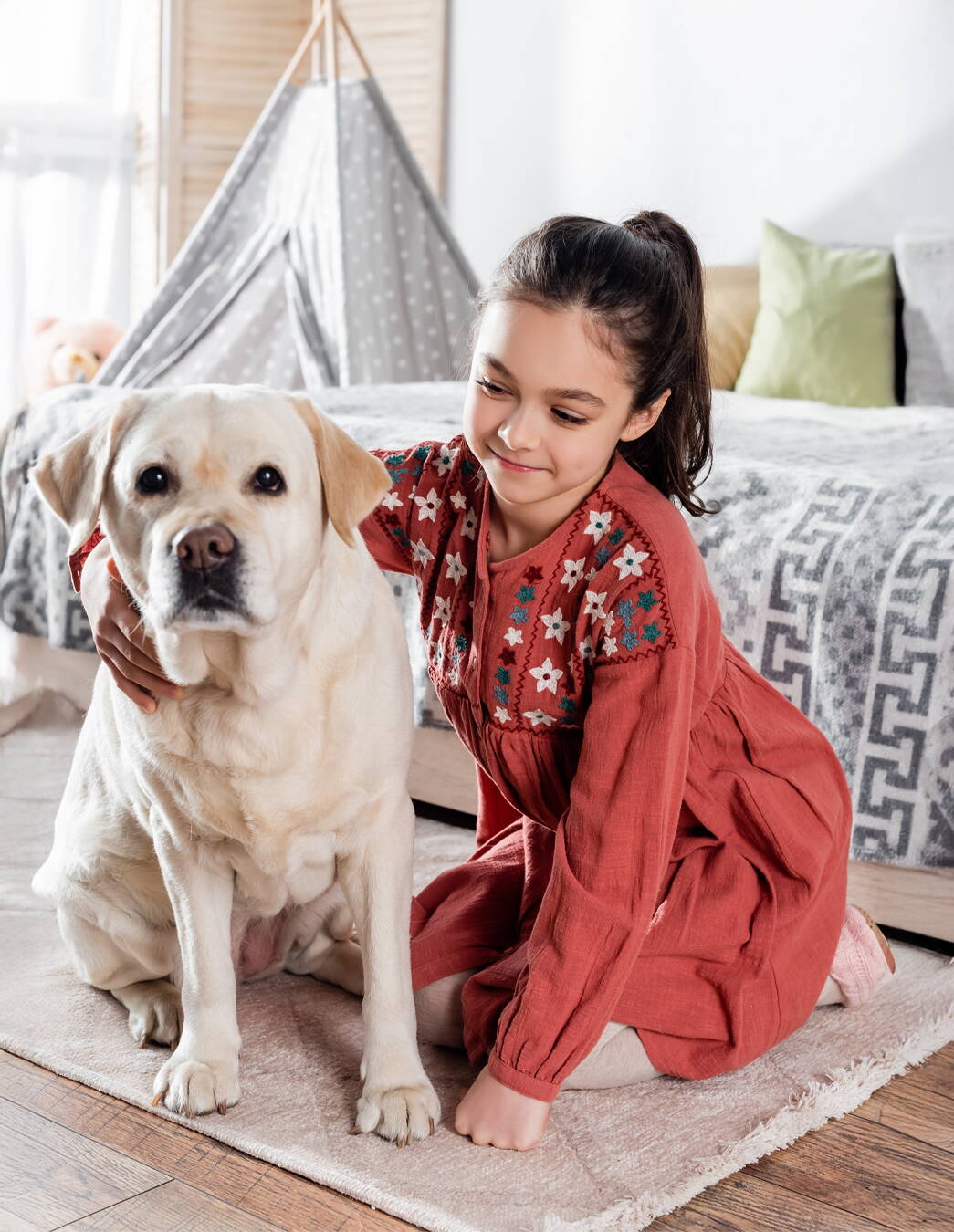 Un cane d’assistenza come punto di calma per Elina L’autismo di Elina rappresenta una grande sfida per la sua famiglia. Grazie al Dono del cuore è stato possibile formare un cane d’assistenza per l’autismo, che offre a Elina sicurezza e stabilità.