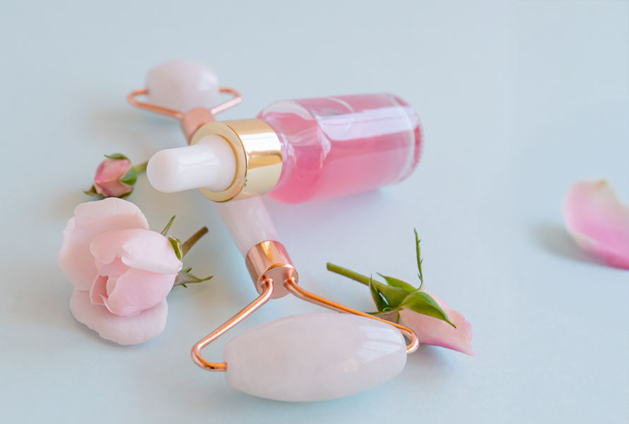 Huile de bain luxueuse à la rose avec de la paraffine Le parfum délicat de la rose et les propriétés nourrissantes font de cette huile un compagnon raffiné pour des moments de détente sensuels dans la baignoire.