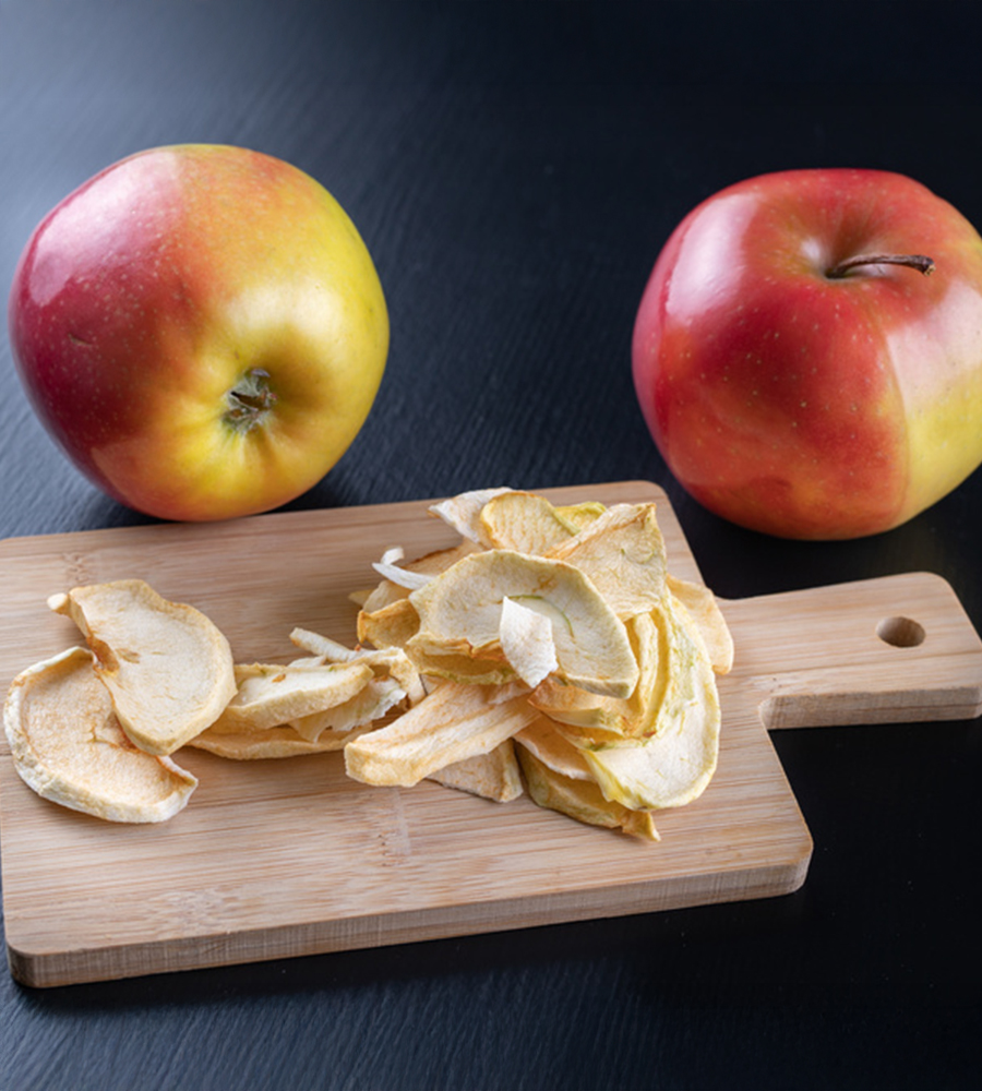 Fettine di mela essiccata e mela fresca su un tagliere di legno Le fettine di mela essiccata sono un’alternativa pratica al finger food – a condizione che siano abbastanza morbide da poter essere sgranocchiate. Faccia attenzione alla buona qualità e a porzioni ridotte.