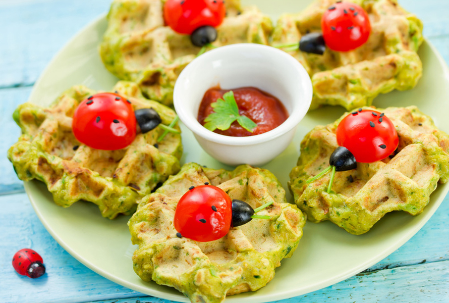 Waffle dorate alle zucchine – leggere e gustose Waffle leggermente cotti con zucchine grattugiate, uovo, fiocchi d’avena e cipollotti – adatti dai 9 mesi