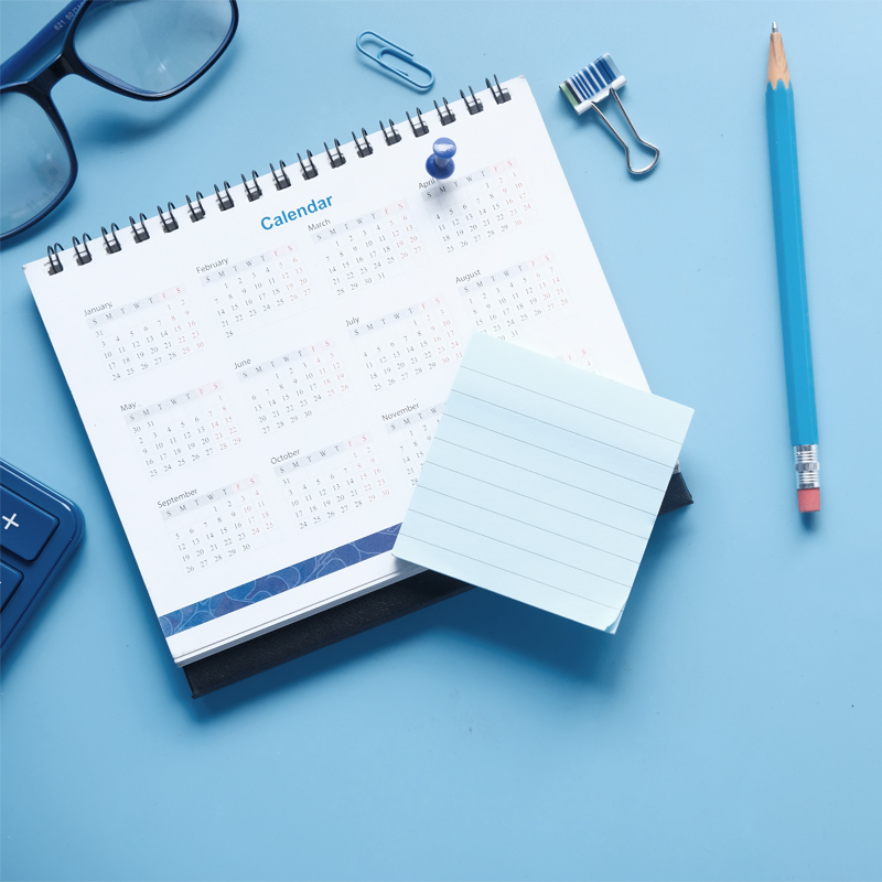 Garder un œil sur les délais Un calendrier avec des notes et du matériel d’écriture – il est important de garder à l’œil les délais de carence ou de demande de remboursement.