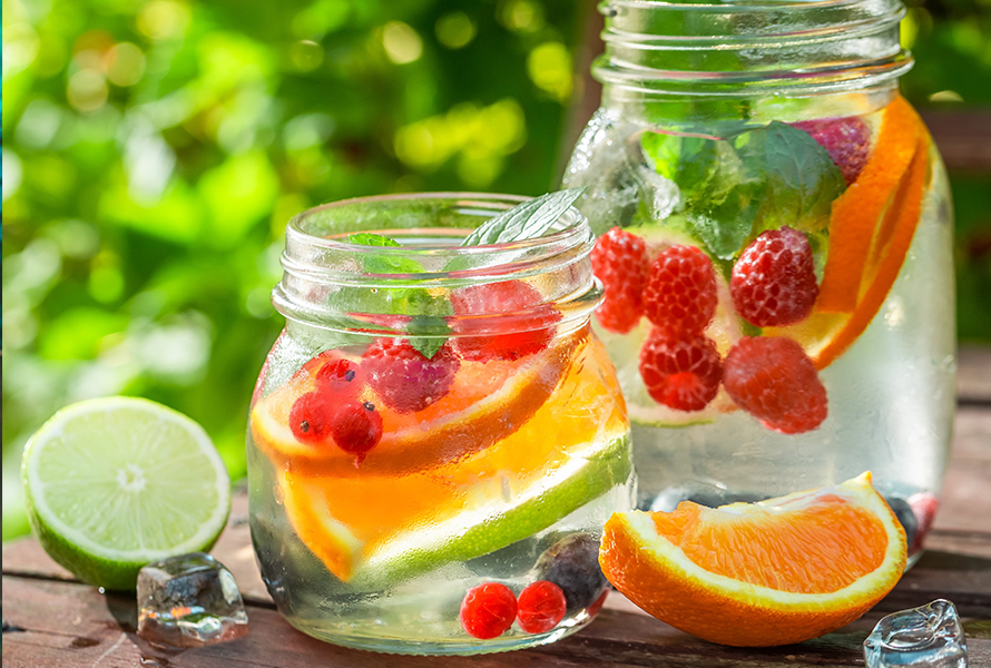 Infused Water für zwischendurch Erfrischendes Wasser mit Himbeeren, Zitrusfrüchten und Beeren – kalorienarm und abwechslungsreich.