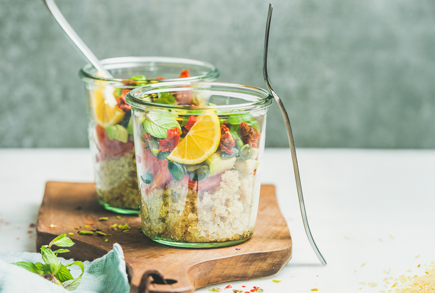 Insalata nel barattolo – stratificata con intelligenza, servita fresca Dal condimento fino alla frutta secca: grazie al giusto ordine degli strati, tutto rimane fresco e croccante. Così l’insalata nel barattolo si conserva per diversi giorni in frigorifero – perfetta da portare con sé o per la sera dopo il lavoro.