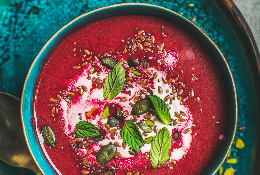 Erfrischende Randengazpacho Eine kalte Randen-Suppe mit Sauerrahm und Kernen – schnell zubereitet und ideal für warme Tage.
