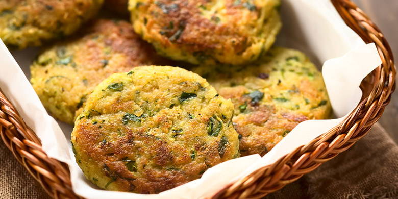 Blog bébé | Fingerfood Friands aux épinards (10 premiers mois). Vous aurez besoin de 300 g d'épinards frais (cuits à la vapeur et hachés), d'un oignon de printemps (haché finement), de quatre cuillères à soupe de flocons de pommes de terre, d'un décilitre de lait de riz et d'un peu de farine complète d'épeautre. Continuez jusqu'à la recette complète.