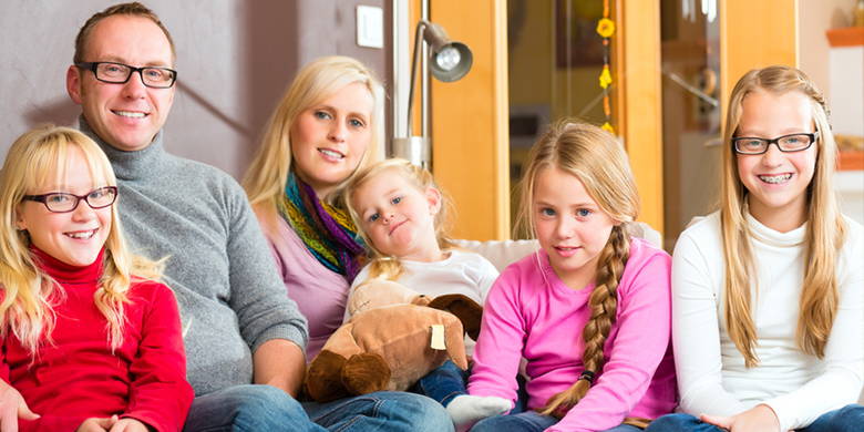 Riduzione massima di franchigia Se nel contratto di famiglia lei assicura più di due figli con la stessa cassa malati, lei beneficia di riduzioni supplementari sulla franchigia e sulla franchigia. Inoltre, il Gruppo Helsana offre uno sconto del 60% sulla LAMal per i 3° figli e l'associazione familiare PRO LIFE paga il premio LAMal per i 5° figli e più.