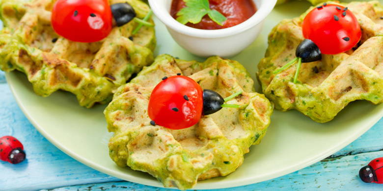 Babyblog | Gesunde & leckere Fingerfood Zucchiniwaffeln (ab 9 Monaten)  Stellen Sie aus einer kleinen Zucchini (an der Bircherraffel gerieben), einem Ei, zwei Esslöffel feinen Haferflocken & einer fein geschnittenen Frühlingszwiebel den Waffelteig her. Tomaten und selbstgemachtes Ketchup erst 1 Jahr