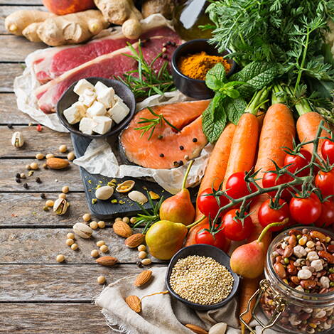 Gesund essen in der Schwangerschaft Eine bunte Auswahl an nährstoffreichen Lebensmitteln: rotes Fleisch, Lachs, Feta, Hülsenfrüchte, Gemüse und Obst – alles, was Mutter und Kind jetzt gut tut.