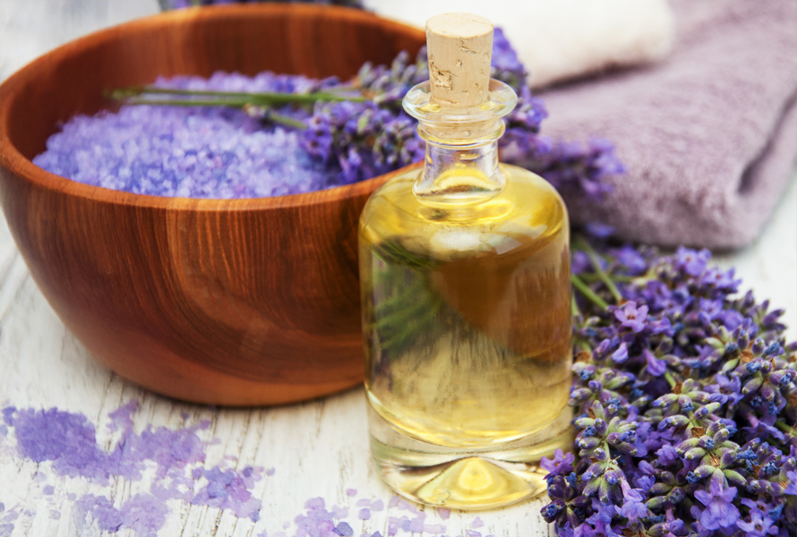 Olio da bagno rilassante con lavanda e melissa Questo olio fatto in casa unisce la lavanda rilassante alla melissa fresca – perfetto per un bagno benefico dopo una lunga giornata.