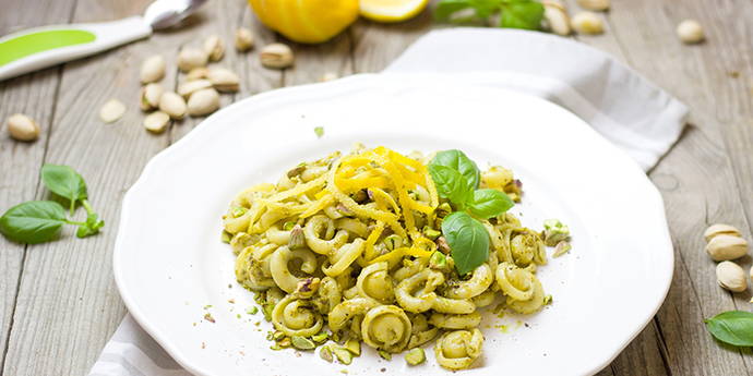 Oftmals steht man als Hausfrau/Hausmann vor dem geöffneten Kühlschrank oder dem Vorratsschrank und fragt sich, wie man schnell und unkompliziert ein leckeres Mittagessen für seine Lieben zaubern könnte. Pasta biete sich in dieser Hinsicht geradezu an, da die Zubereitungsvariationen schier unendlich sind.