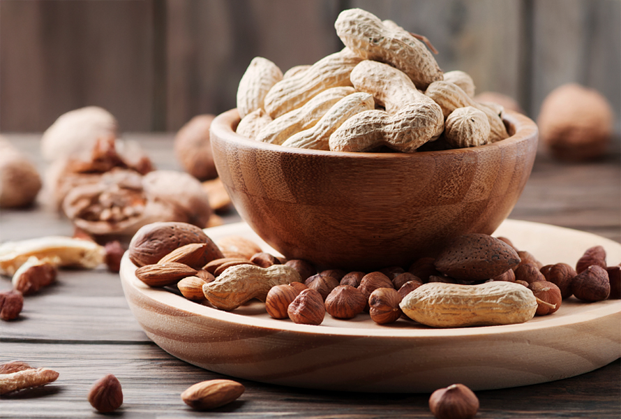 Graisses saines – huiles végétales et noix Les huiles pressées à froid, comme l’huile d’olive ou de colza, ainsi que les noix fournissent des acides gras insaturés. Il est préférable d’éviter les aliments frits et les charcuteries.