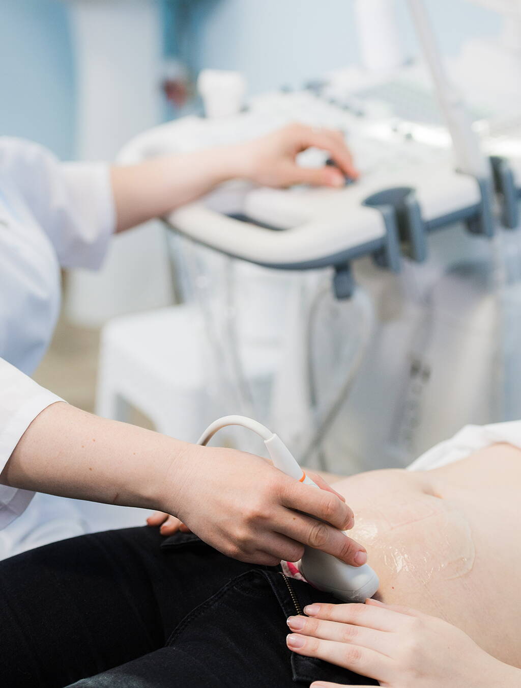 Ultraschalluntersuchung in der 9. Schwangerschaftswoche Eine Ärztin führt einen Ultraschall durch. Die werdende Mutter erlebt den ersten Blick auf ihr ungeborenes Kind.