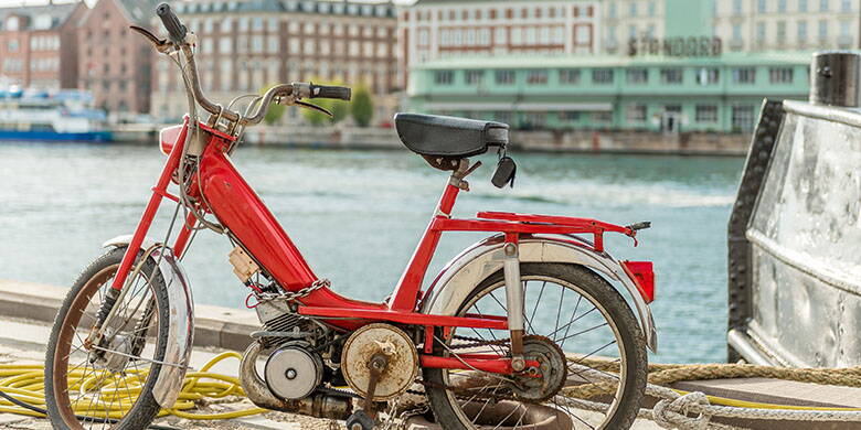 Le rêve de Janis, 14 ans, devient réalité ! Il hérite de la cuillère de son père et est impatient de faire la course avec elle. Mais avant que l'aventure ne commence, il y a plus à considérer que l'exigence du casque. Que doit savoir et observer Janis ou les parents de Janis ? 