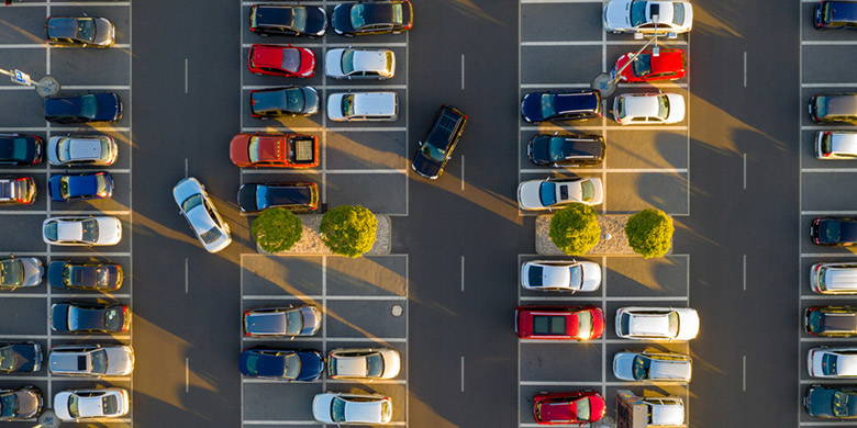 Sinistro da parcheggio - graffi nella vernice, ammaccature nella lamiera o specchietti laterali usurati?  L'assicurazione danni al parcheggio aiuta! Ma chi può aiutare se la persona responsabile dell'incidente* è coinvolta in un incidente? In questo caso, entra in gioco il fondo nazionale di garanzia. Potete leggere di più su questo argomento nel nostro articolo.