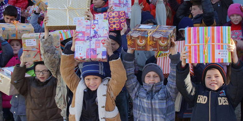 Aktion Weihnachtspäckli – 100'900 Päckli, 500 Sammelstellen, 33 Sattelschlepper, 7 Länder. Während rund einem Monat nahmen wir vom Familienverein PRO LIFE  in unseren Service-Centern in der ganzen Schweiz Pakete für die Aktion «Weihnachtspäckli.ch» entgegen. Impressionen von der Päckliabgabe in Thun.