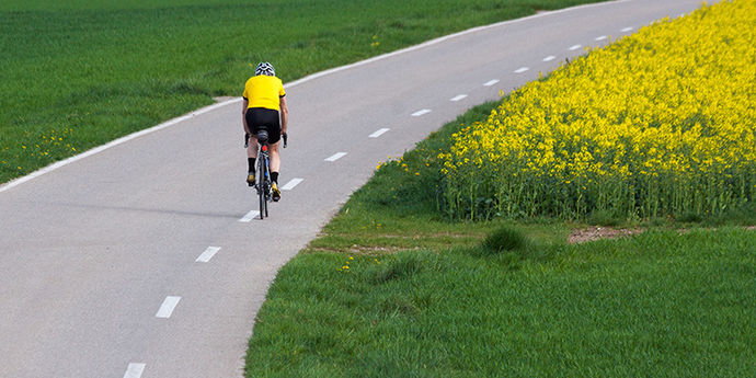 A spasso su due ruote in primavera: a cosa prestare attenzione? Gli svizzeri vanno pazzi per le bici: ogni anno vengono acquistate circa 300.000 biciclette nuove, per una spesa totale di circa 3,9 milioni di franchi. La Svizzera è tra i Paesi a più alta densità di biciclette.