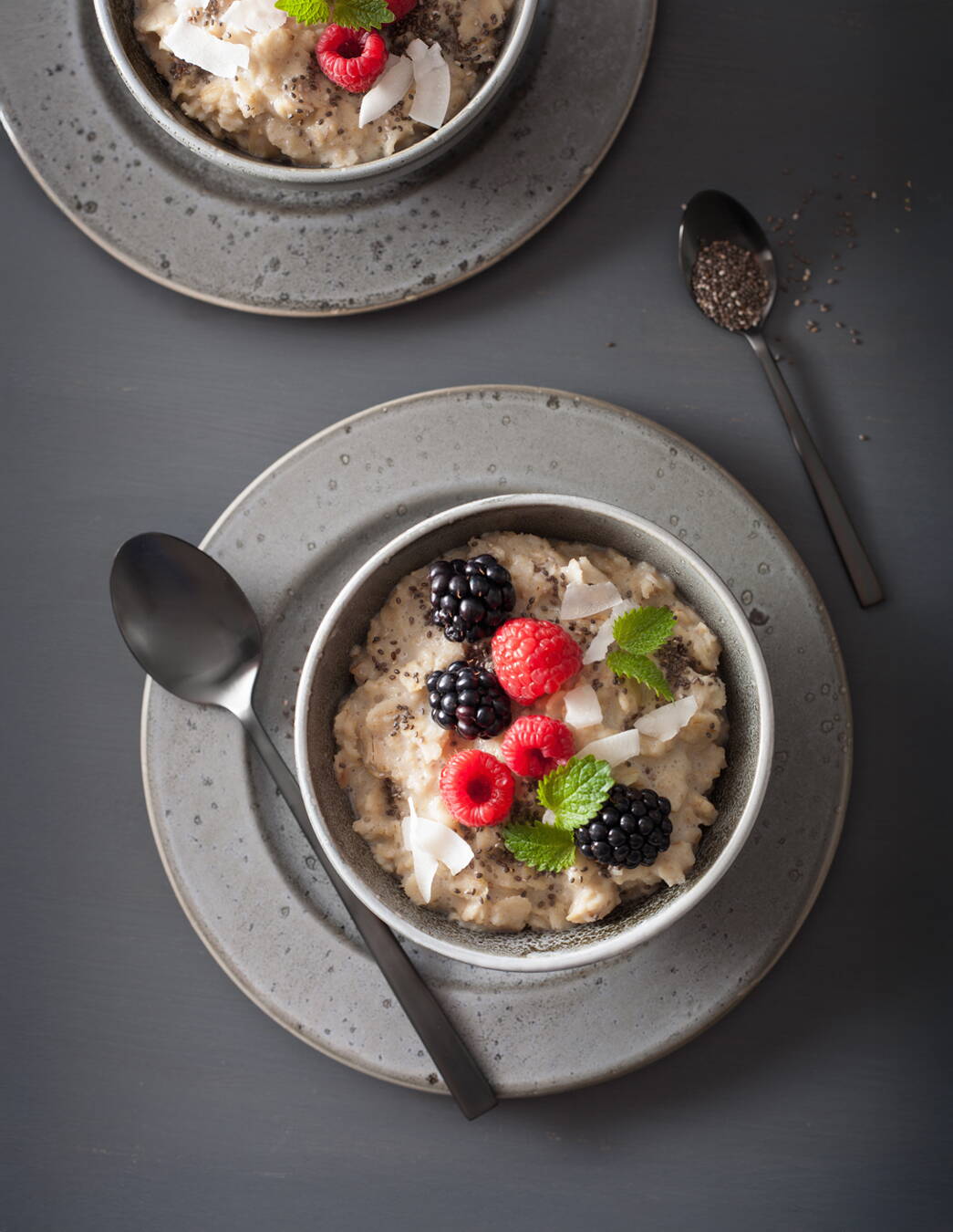 Il porridge si prepara in poco tempo, è saziante e versatile. Che sia in versione dolce, speziata o come overnight oats – ogni pasto diventa così un momento di piacere sano.

