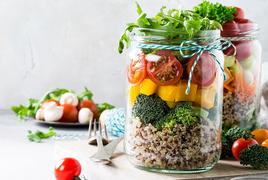 Salat im Glas (Maison Jar Salad) Ein bunt geschichteter Salat im Glas – praktisch und gesund für die schnelle Mittagspause, perfekt vorbereitet und frisch.