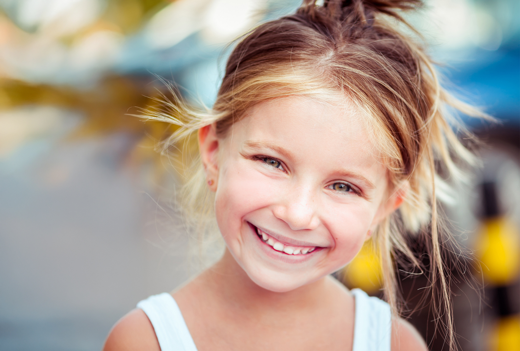 Un sourire qui dure Une fillette joyeuse incarne des dents d’enfant saines – PRO LIFE vous soutient avec de solides prestations pour les soins dentaires et orthodontiques.