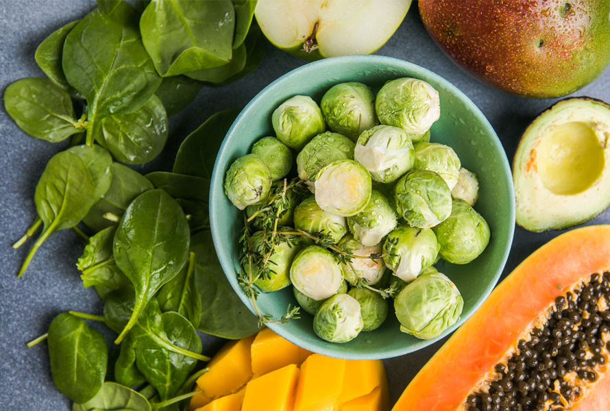 Vitaminreiche Kombination Rosenkohl, Papaya und Avocado sorgen für eine abwechslungsreiche und nährstoffreiche Ernährung.