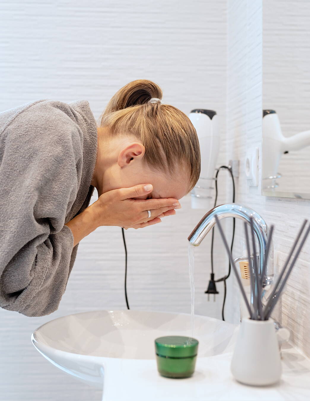 Maîtriser les nausées de grossesse – conseils pratiques pour le quotidien Les nausées matinales sont souvent désagréables, mais avec quelques astuces, le quotidien peut devenir plus facile. Des collations aux tisanes: découvrez ce qui aide vraiment.