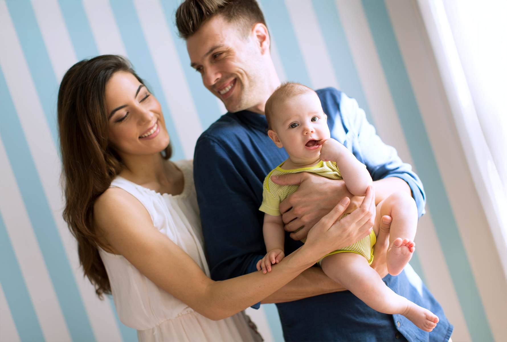 Benvenuto nella vita Una famiglia con un bambino piccolo simboleggia sicurezza – alla nascita o in caso di adozione, PRO LIFE è al suo fianco con un sostegno finanziario.