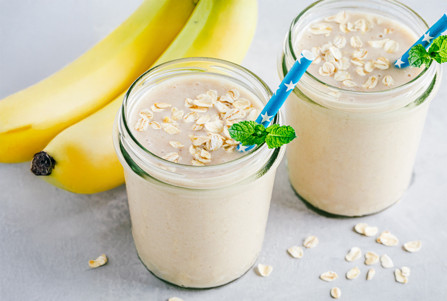 Fruchtiger Bananen-Mandel-Shake mit Zimt Süsser Shake mit Mandelmilch, Banane, Magerquark, Haferflocken und Zimt – ideal für Energie und Ballaststoffe.