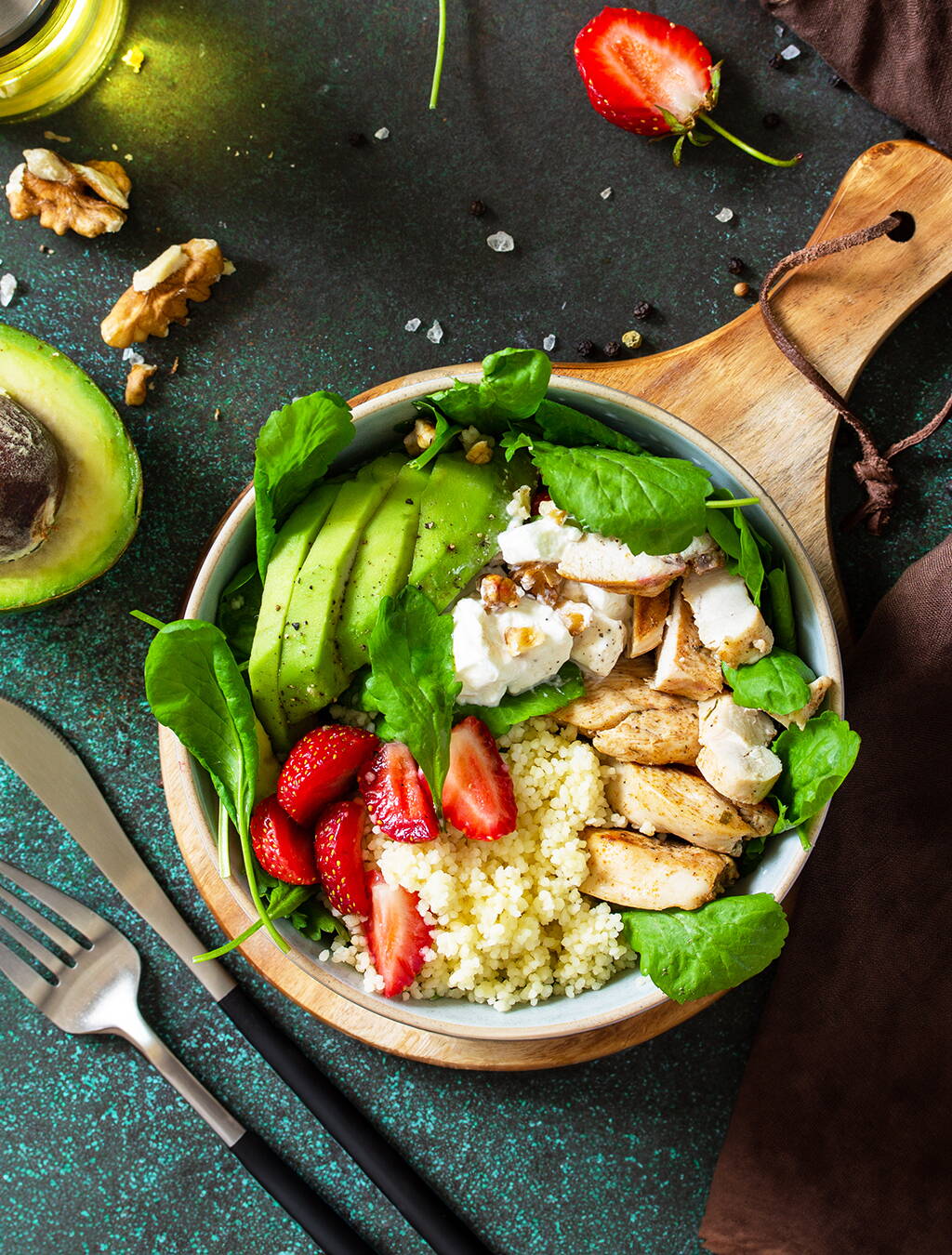 Bunte Schale mit Couscous, Poulet und Avocado Ein gesunder Mix aus Couscous, gebratenen Pouletstreifen, Avocadoscheiben, Spinat, Erdbeeren und Joghurt – vollwertig und lecker für Schwangere.