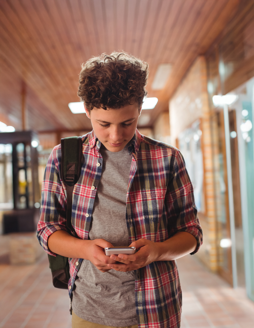 Madame Bonelli s’inquiète pour son fils, qui passe beaucoup de temps sur son téléphone portable et se replie sur lui-même. Don du cœur encourage à chercher de l’aide professionnelle et à ne pas rester seul face à la situation.

