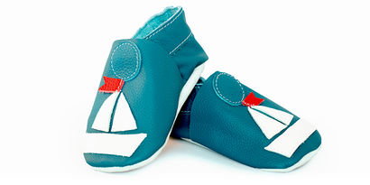 Tätzli "Schiff" Neu in unserem Onlineshop erhältlich: Die Tätzli (Swiss Made) - Gesundes Wachstum in herzigen Krabbelschuhen! Wenn ihnen auch nicht egal ist, unter welchen Bedingungen die Produkte ihres täglichen Bedarfs produziert werden! Die Lederschuhe stammen aus ökologisch nachhaltiger und sozialer Produktion.