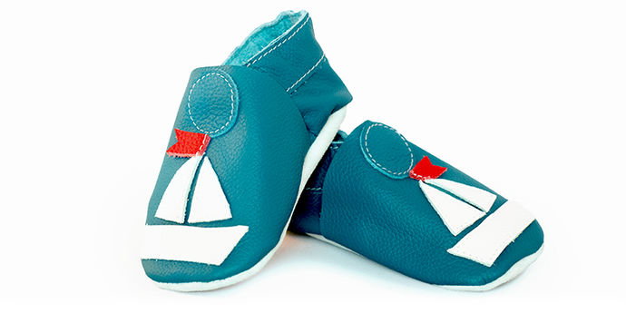 Tätzli "Schiff" Neu in unserem Onlineshop erhältlich: Die Tätzli (Swiss Made) - Gesundes Wachstum in herzigen Krabbelschuhen! Wenn ihnen auch nicht egal ist, unter welchen Bedingungen die Produkte ihres täglichen Bedarfs produziert werden! Die Lederschuhe stammen aus ökologisch nachhaltiger und sozialer Produktion.