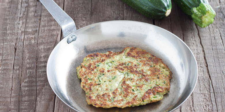 Blog bébé | Fingerfood Croquettes aux courgettes (9 premiers mois). Pour la masse de farce, vous avez besoin d'une grande courgette râpée sur une râpe à bouleau ainsi que d'une pomme de terre crue râpée finement, de deux cuillères à soupe de flocons d'avoine et de deux cuillères à soupe de gomme de caroube.