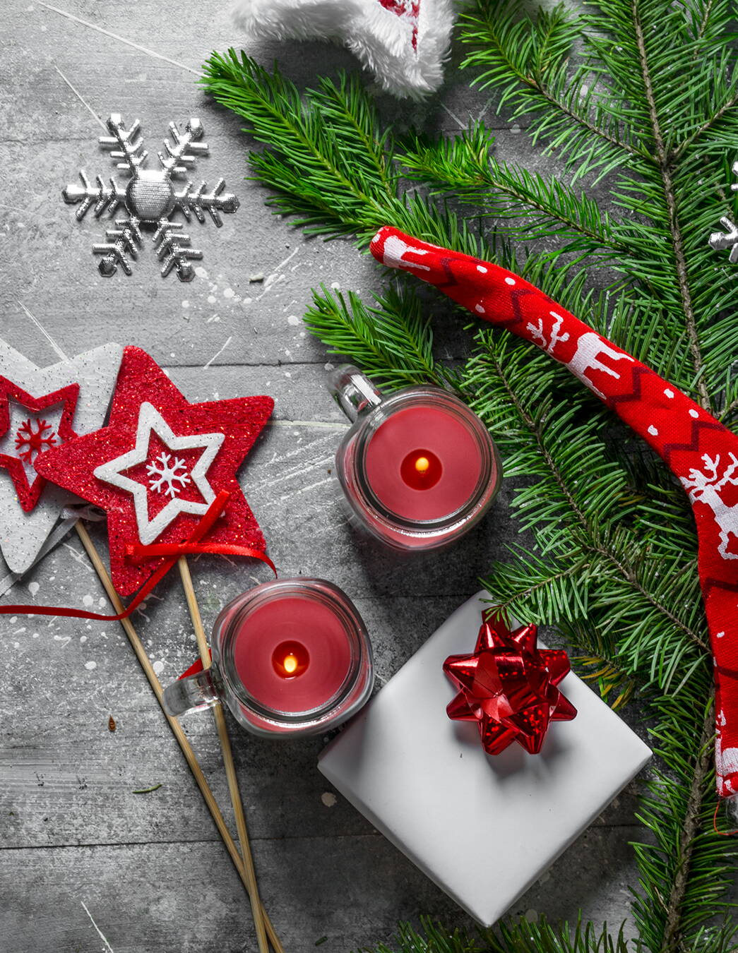 Bougies et cadeaux de Noël décorés avec soin, symboles de chaleur et de sérénité.