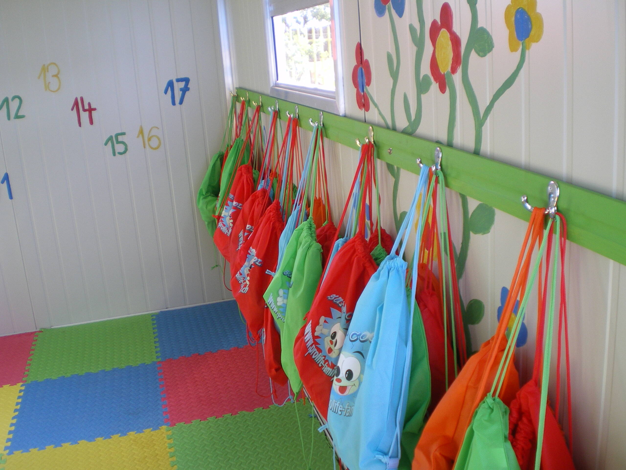 Alles hat seinen Platz In der Garderobe hängen ordentlich die Schutzsäckchen der Kinder – ein Zeichen für Struktur, Fürsorge und gelebten Alltag.